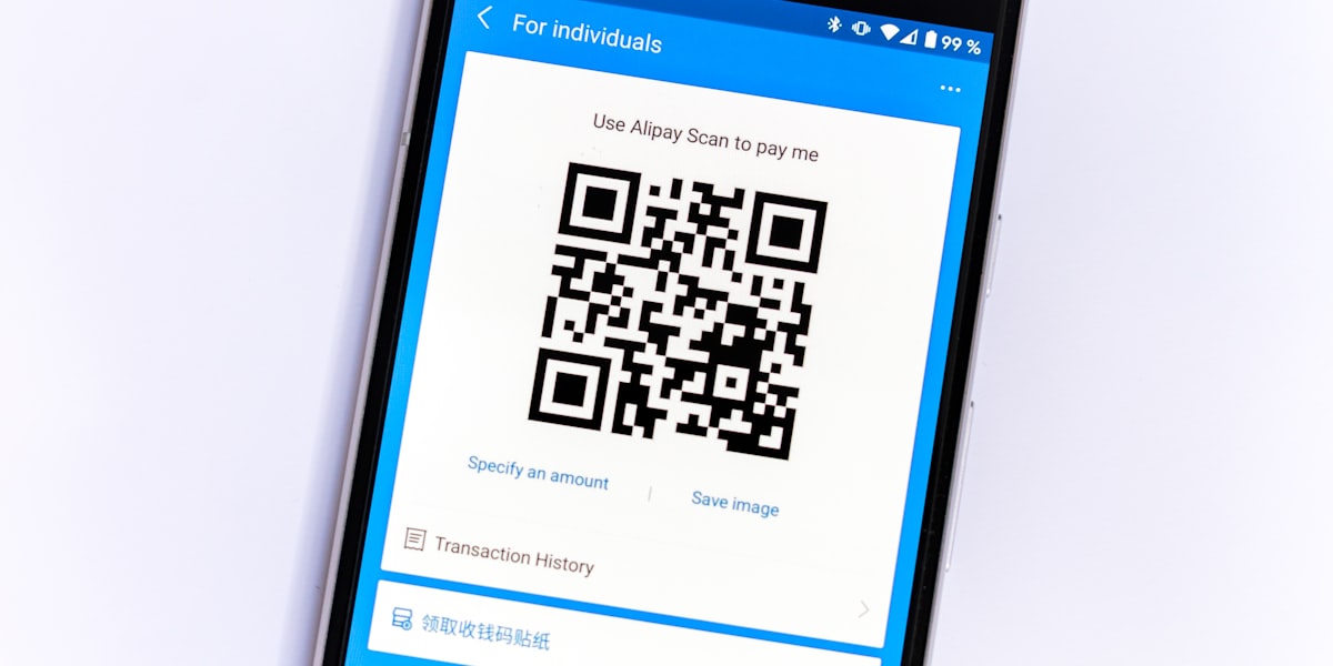 Smartphone scannt QR-Code zur eSIM-Aktivierung